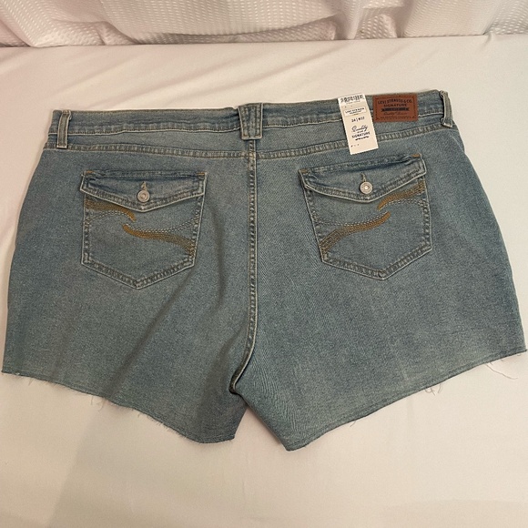 Jean Shorts 24/W37  Levi's Signature Gold Women's Mid Rise Light Wash Plus Size - Picture 1 of 6